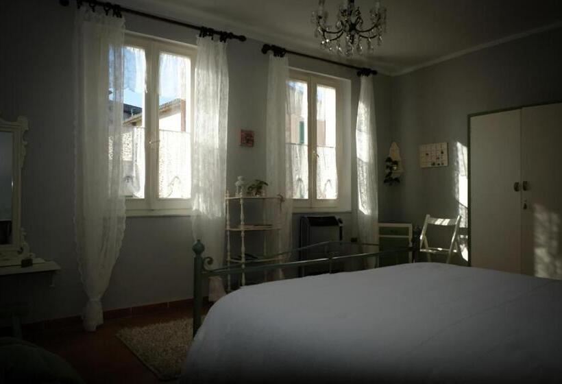 Quarto triplo standard com casa de banho exterior, La Pausetta