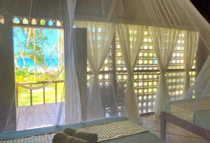 اتاق سه نفره دلوکس با چشم‌انداز دریا, Prince John Beachfront Eco Bungalows And Restaurant