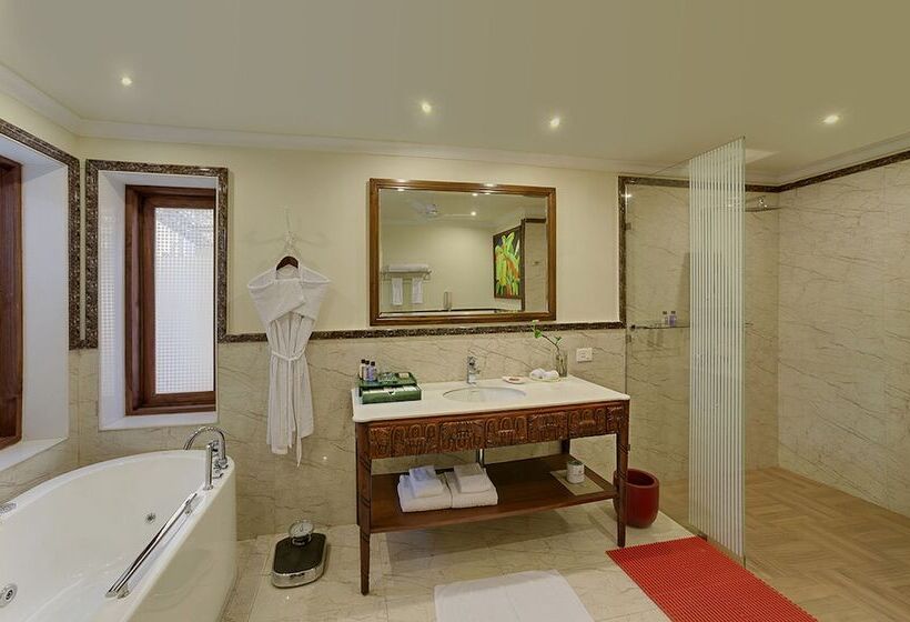 اتاق کلاب, Mayfair Lagoon