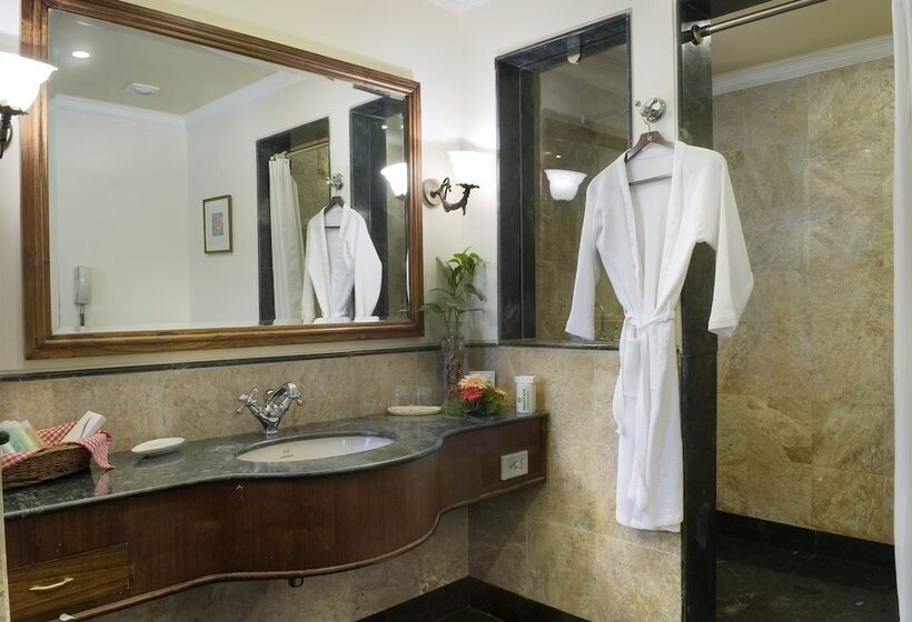 اتاق کلاب, Mayfair Lagoon