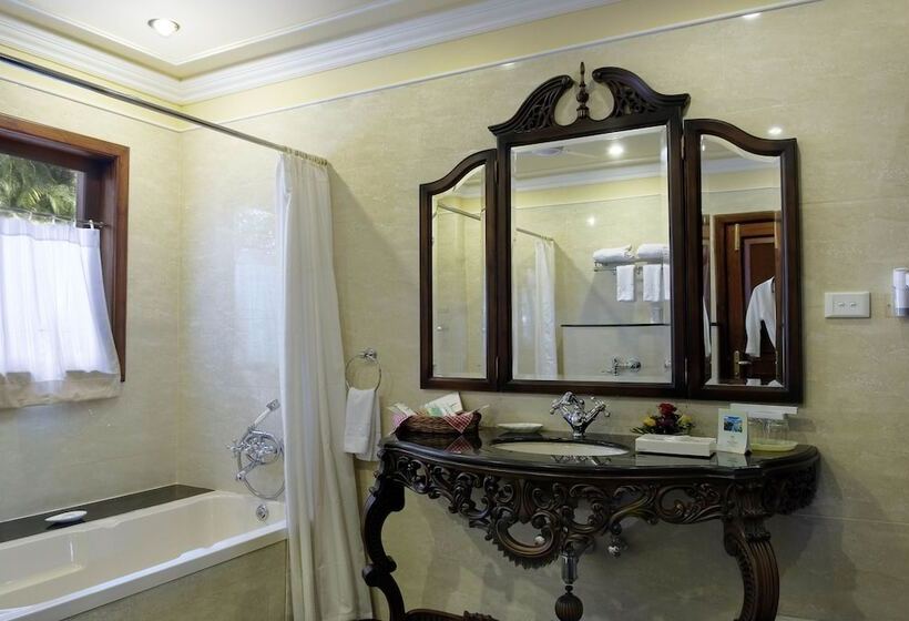 اتاق اجرایی, Mayfair Lagoon