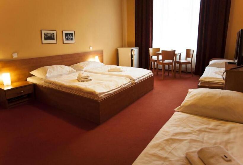 Family Suite, Hron