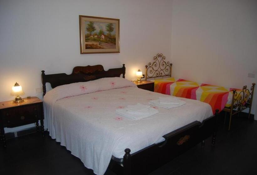 اتاق سه‌نفرۀ استاندارد با سرویس بهداشتی بیرون از اتاق, Casa Mama Guesthouse