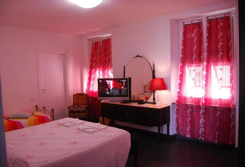 اتاق سه‌نفرۀ استاندارد با سرویس بهداشتی بیرون از اتاق, Casa Mama Guesthouse