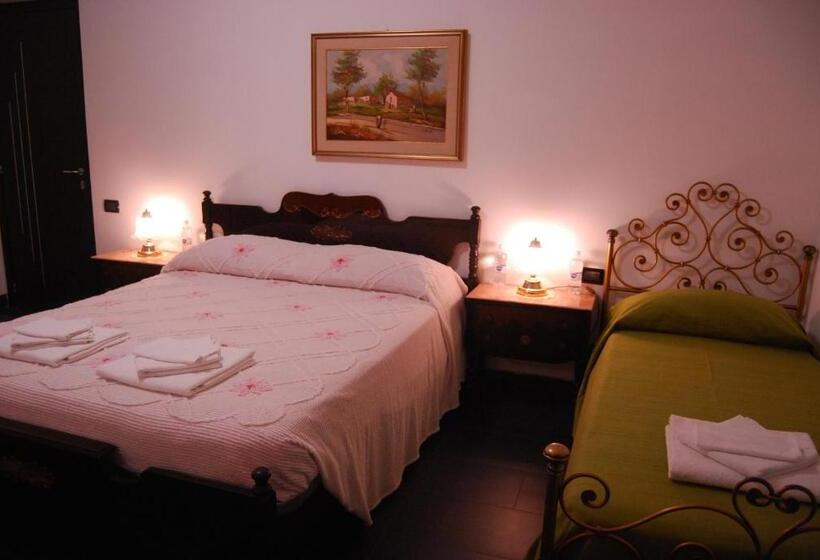 اتاق سه‌نفرۀ استاندارد با سرویس بهداشتی بیرون از اتاق, Casa Mama Guesthouse