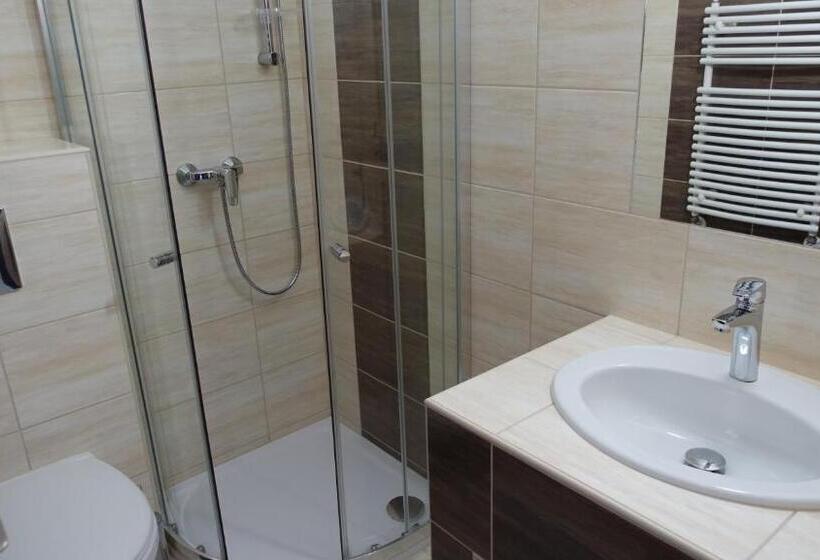 اتاق استاندارد سه نفره, Fészek Fogadó   Pension Nest