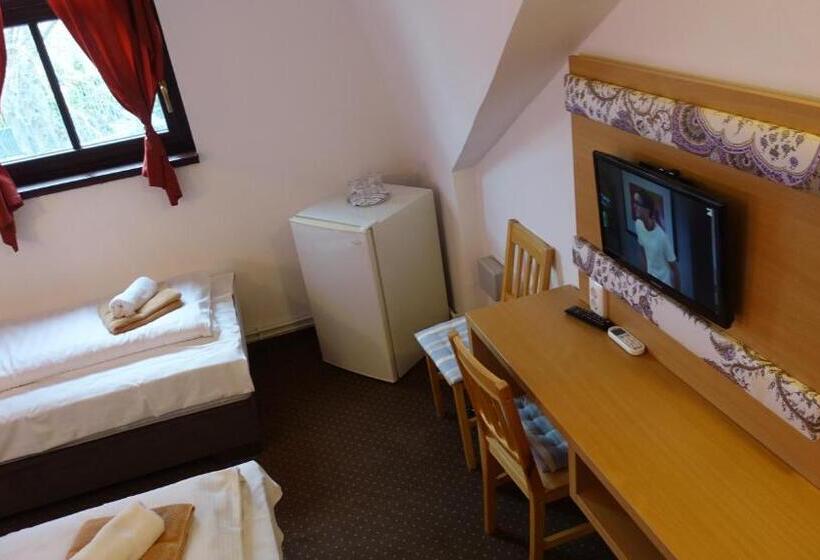 اتاق استاندارد سه نفره, Fészek Fogadó   Pension Nest