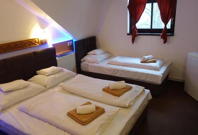 اتاق استاندارد سه نفره, Fészek Fogadó   Pension Nest