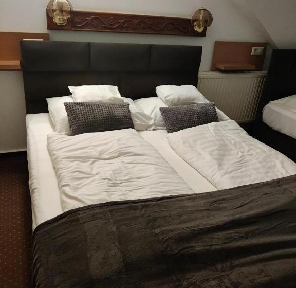 اتاق استاندارد سه نفره, Fészek Fogadó   Pension Nest
