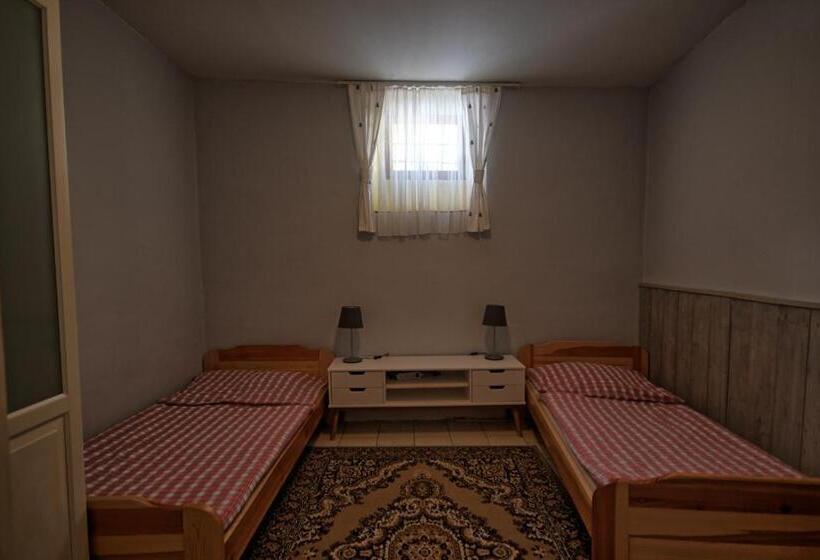 침실 2개 아파트, Hostel Skautský Dom