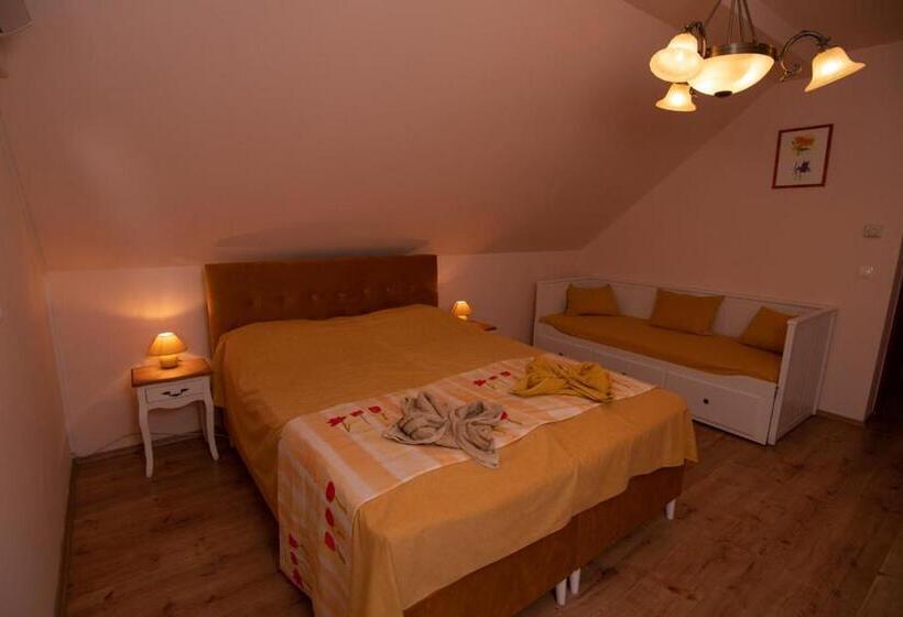 Quarto Estandar, Napvirág Ház