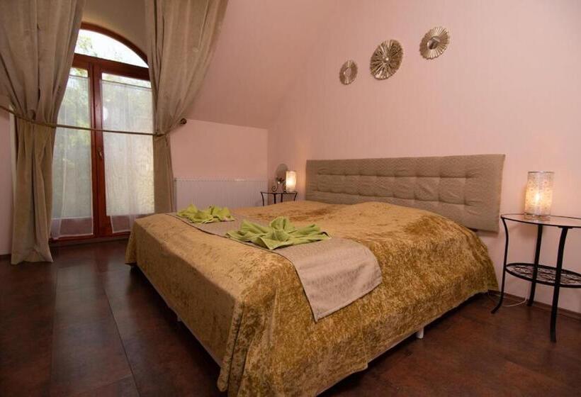 Quarto Triplo Estandar, Napvirág Ház