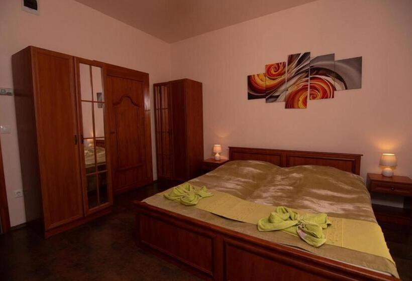 Quarto Estandar para Deficientes Físicos, Napvirág Ház