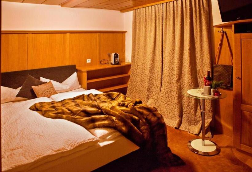 Quarto Basic com Varanda, Villa Michaela