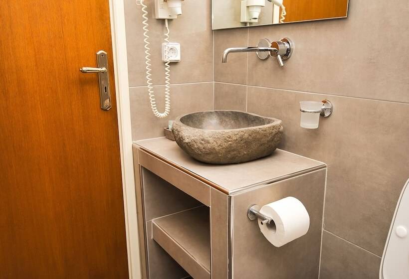 اتاق استاندارد یک نفره, Irini S Rooms