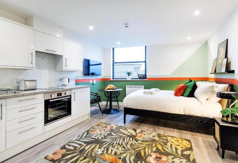 استودیوی استاندارد, Your Apartment I Clifton Village