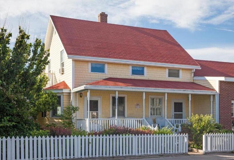 سوییت سوپریور با چشم‌انداز دریا, Avonlea