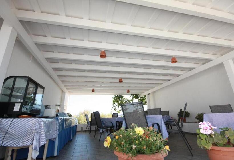 Escritório Estándar, Cyclades Beach