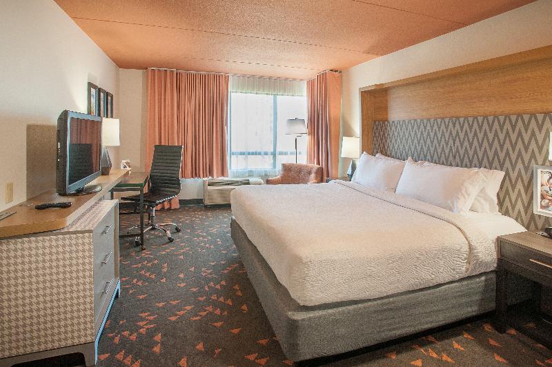 Номер Стандарт Кровать Кинг Адаптированный для Инвалидов, Holiday Inn Pensacola   University Area, An Ihg