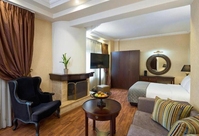 سوییت جونیور, Olympus Mediterranean Boutique