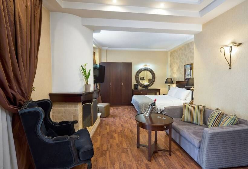 سوییت جونیور, Olympus Mediterranean Boutique