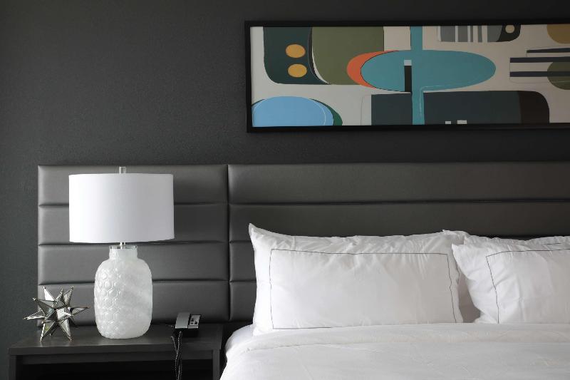 Люкс Кровать Кинг, The Rewind West Des Moines, Tapestry Collection By Hilton