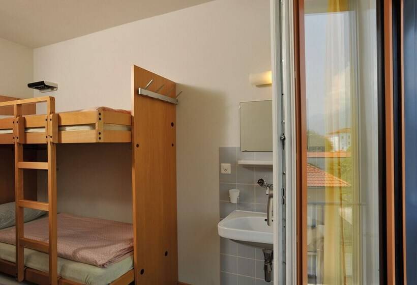 اتاق استاندارد چهارنفره با سرویس بهداشتی مشترک, Locarno Youth Hostel