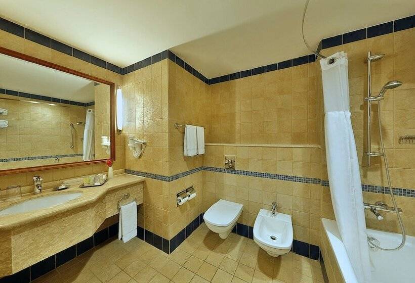 اتاق استاندارد با چشم‌انداز استخر, Crowne Plaza Jordan Dead Sea Resort & Spa, An Ihg