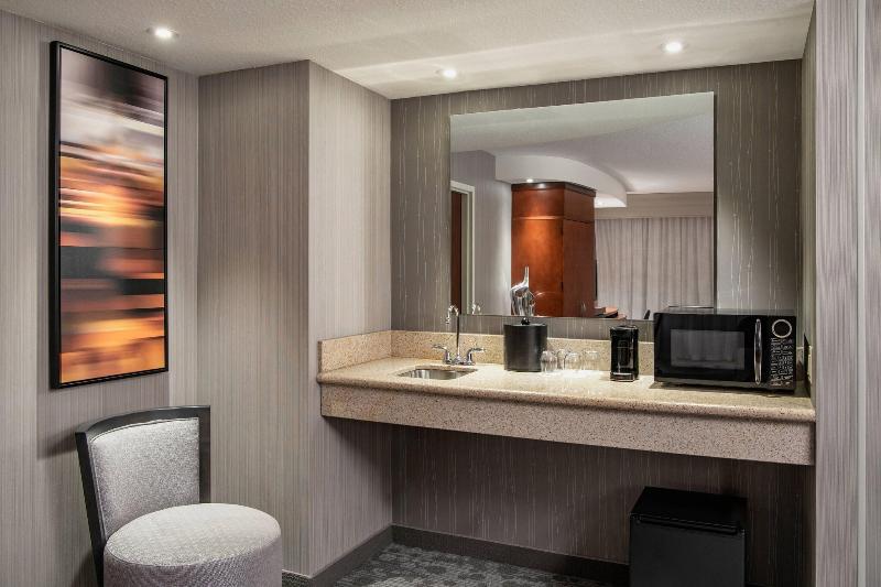 מיטת קינג בסוויטה, Courtyard By Marriott Edmonton West