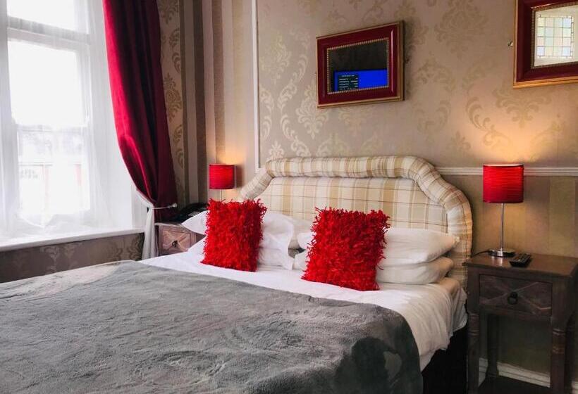 اتاق عادی, The Hotel Commodore