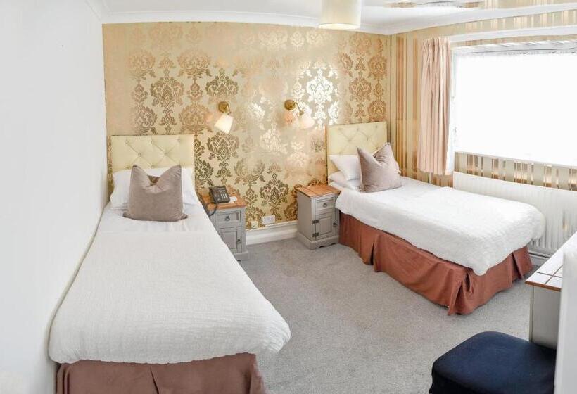 اتاق اکونومی, The Hotel Commodore
