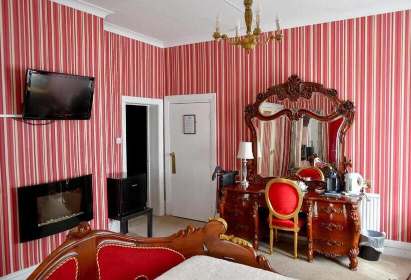 سوییت, The Hotel Commodore