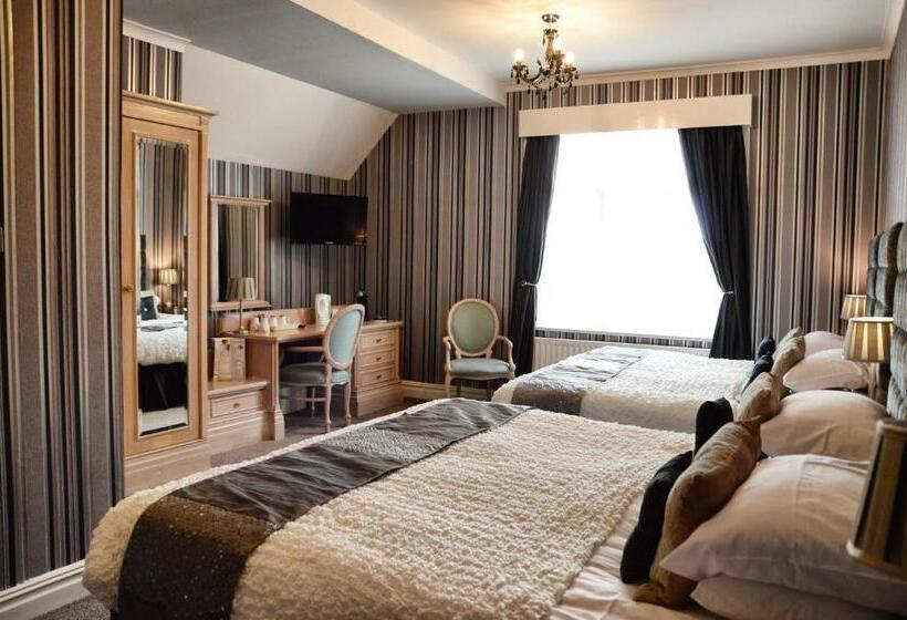 اتاق خانوادگی, The Hotel Commodore