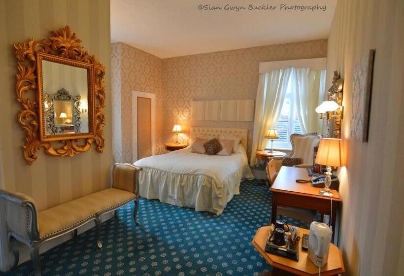 اتاق سوپریور, The Hotel Commodore