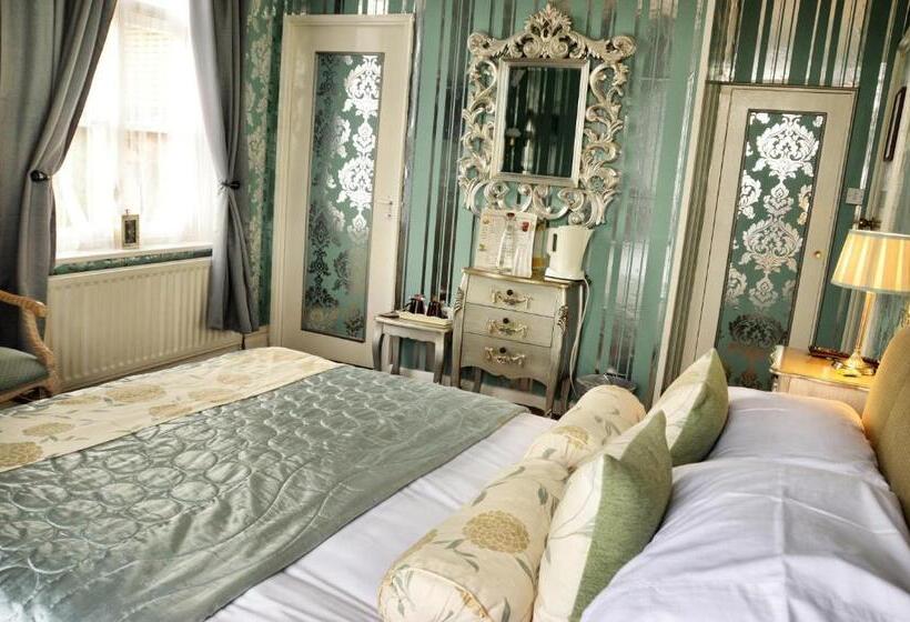 اتاق سوپریور, The Hotel Commodore