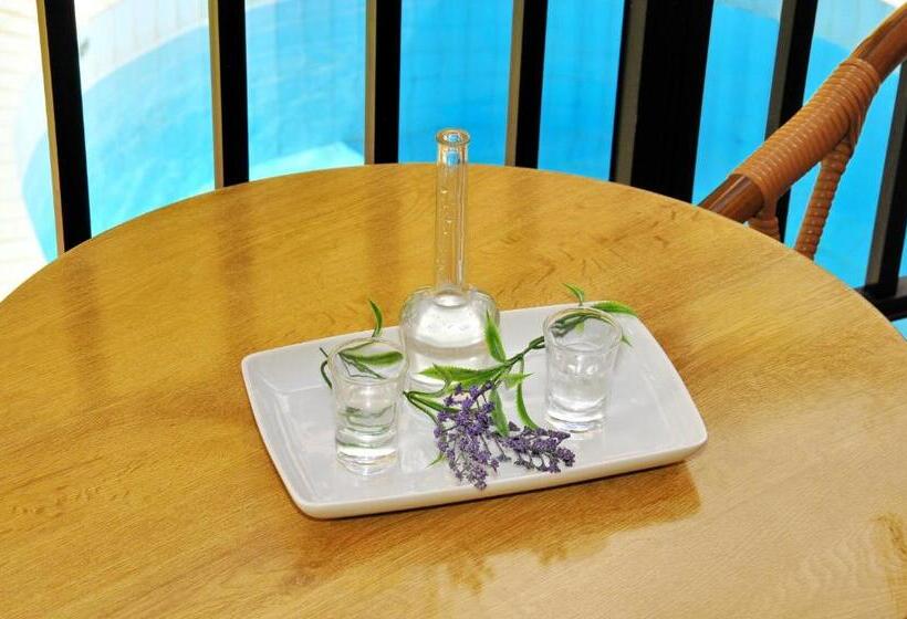 استودیوی استاندارد, Cleopatra Apartments