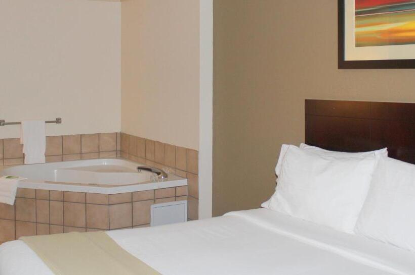 Номер Стандарт с Гидромассажем, Holiday Inn Express Hotel & Suites Plainview, An Ihg