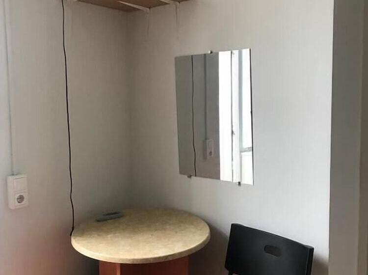 غرفة قياسية ثلاثية, Mister Hostel
