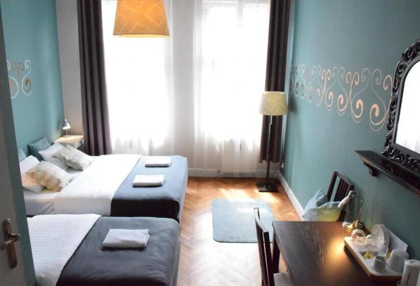 اتاق استاندارد سه نفره, Blooms Inn & Apartments