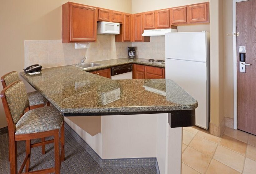 מיטת קינג בסוויטה, Staybridge Suites Lubbock   University Area, An Ihg