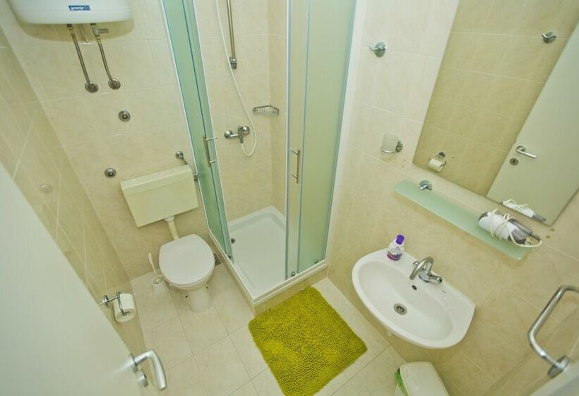 اتاق راحتی با چشم‌انداز دریا, Violeta Hvar