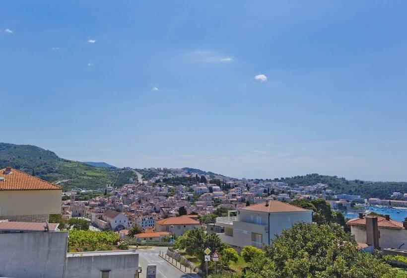اتاق راحتی با چشم‌انداز دریا, Violeta Hvar