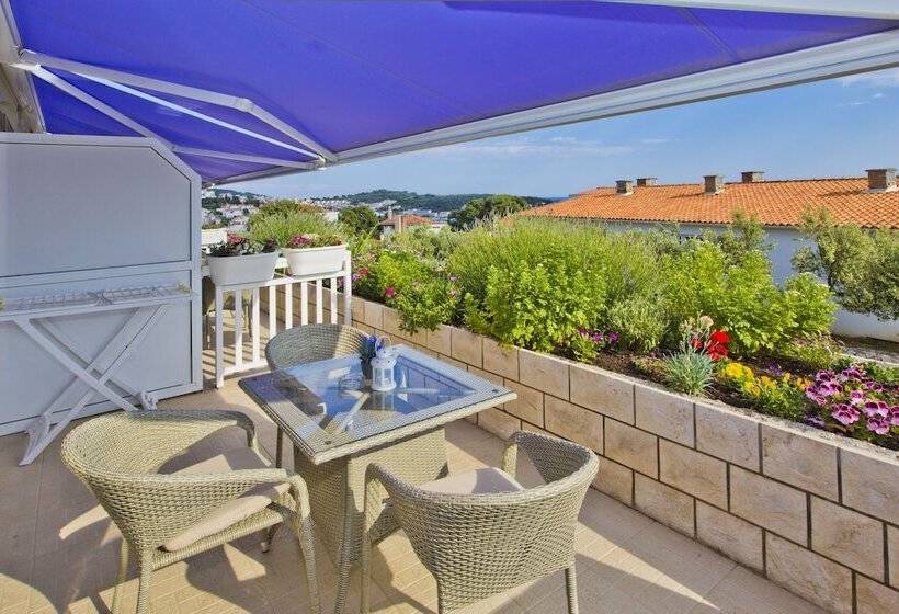 آپارتمان 1 خوابه با چشم‌انداز جانبی دریا, Violeta Hvar