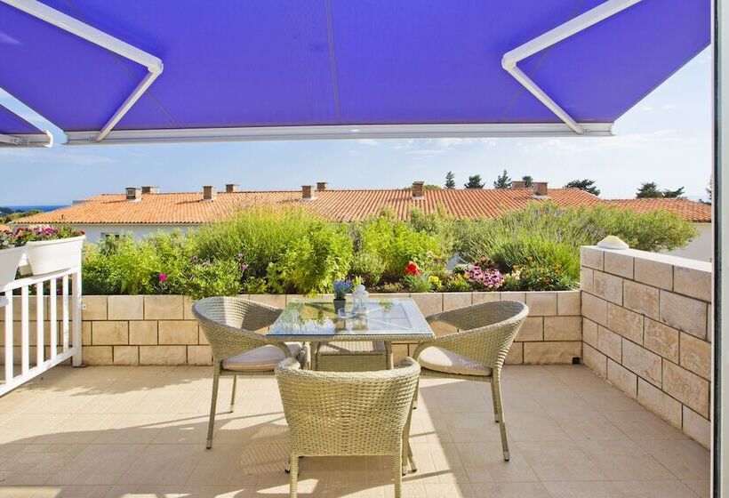 آپارتمان 1 خوابه با چشم‌انداز جانبی دریا, Violeta Hvar