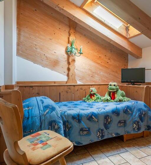 Полулюкс, Family Hotel La Perla