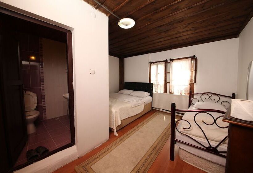 Номер Стандарт Трехместный, Efe Guest House