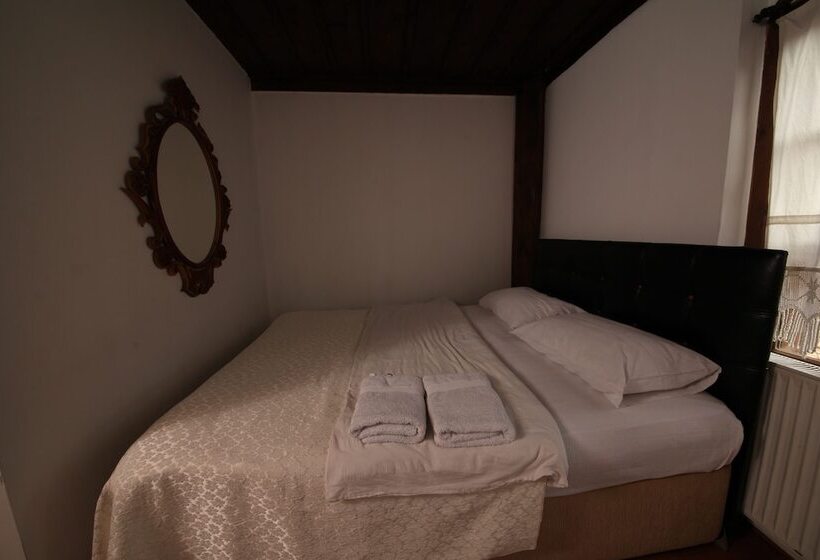 Номер Стандарт Трехместный, Efe Guest House
