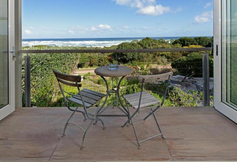 سوییت جونیور, Mosselberg On Grotto Beach