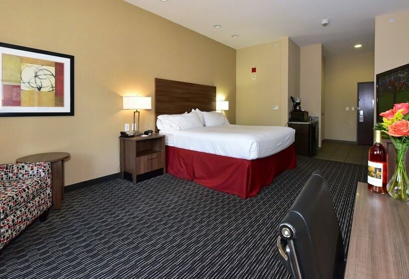 Люкс Вид на Бассейн, Holiday Inn Express & Suites Fredericksburg By Ihg