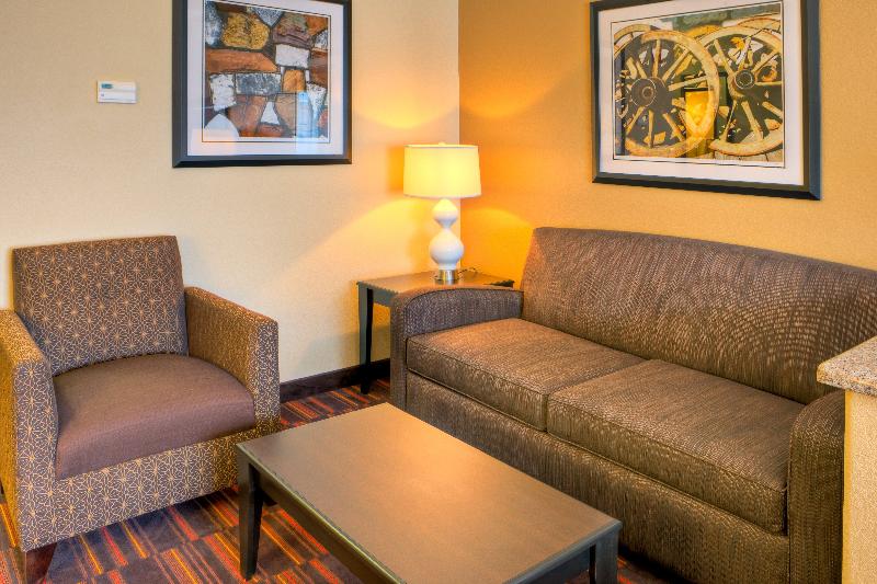 מיטת קינג בסוויטה, Holiday Inn Express And Suites Granbury, An Ihg